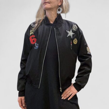 Bomber donna raso nero con patch applicati
