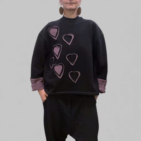 Felpa donna felpata nero cuciture glicine e patch cuori