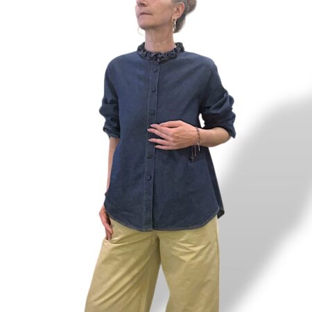 Camicia donna in denim blu con rouches al collo