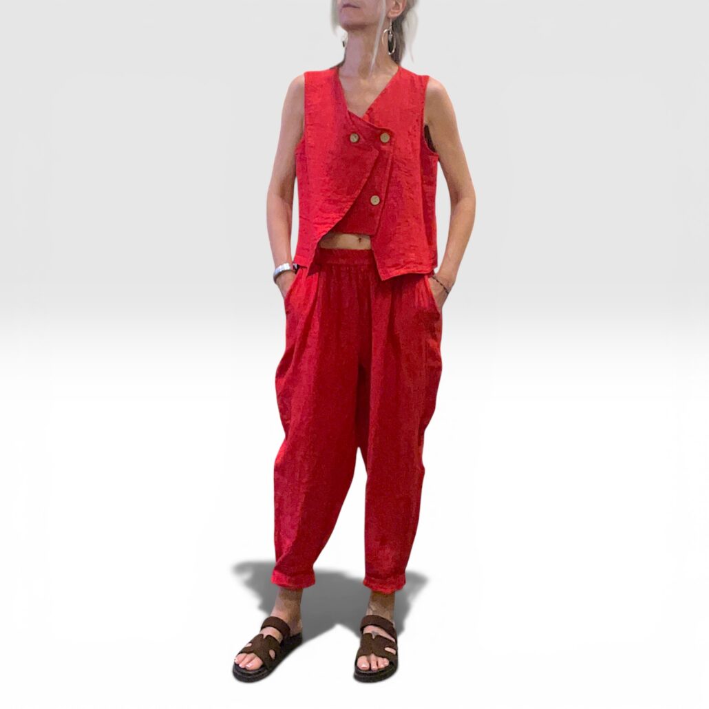 Gilet donna in lino asimmetrico con bottoni rosso - immagine 3
