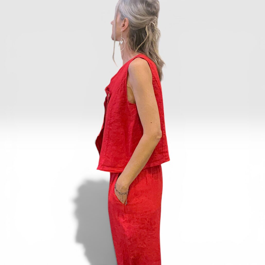 Gilet donna in lino asimmetrico con bottoni rosso - immagine 2
