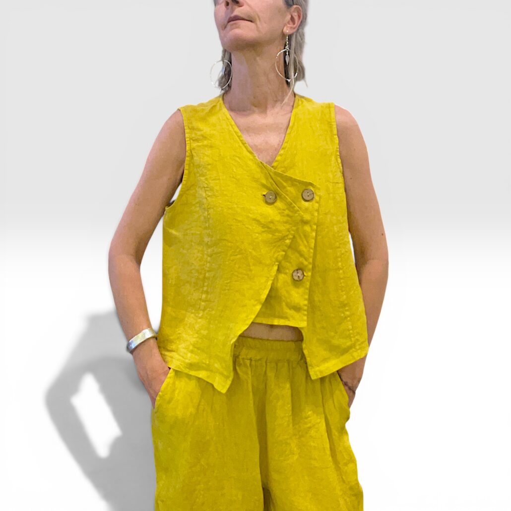 Gilet donna in lino asimmetrico con bottoni giallo