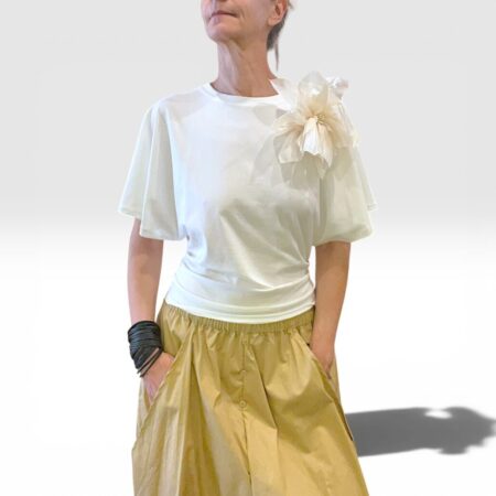 T-shirt donna elegante con dettaglio spilla fiore