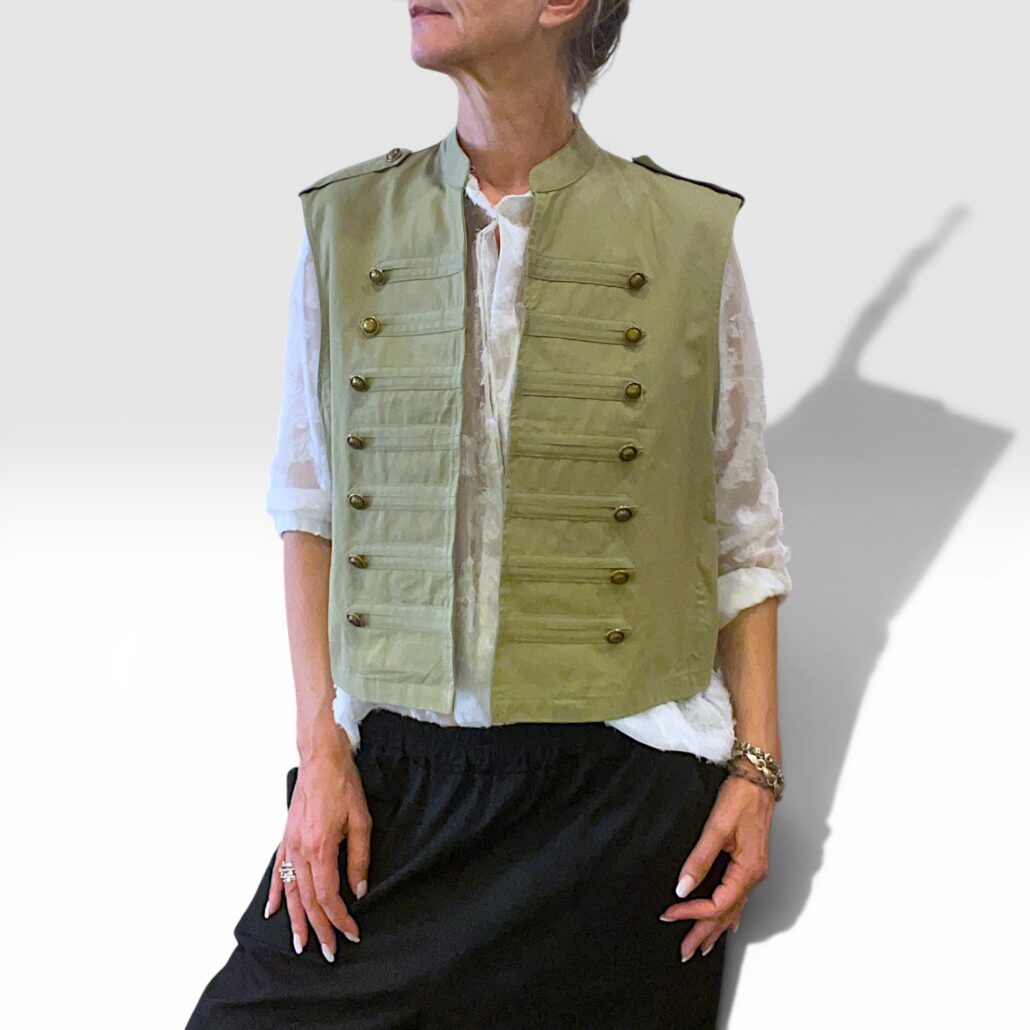 Gilet cropped stile militare verde salvia in cotone - immagine 3
