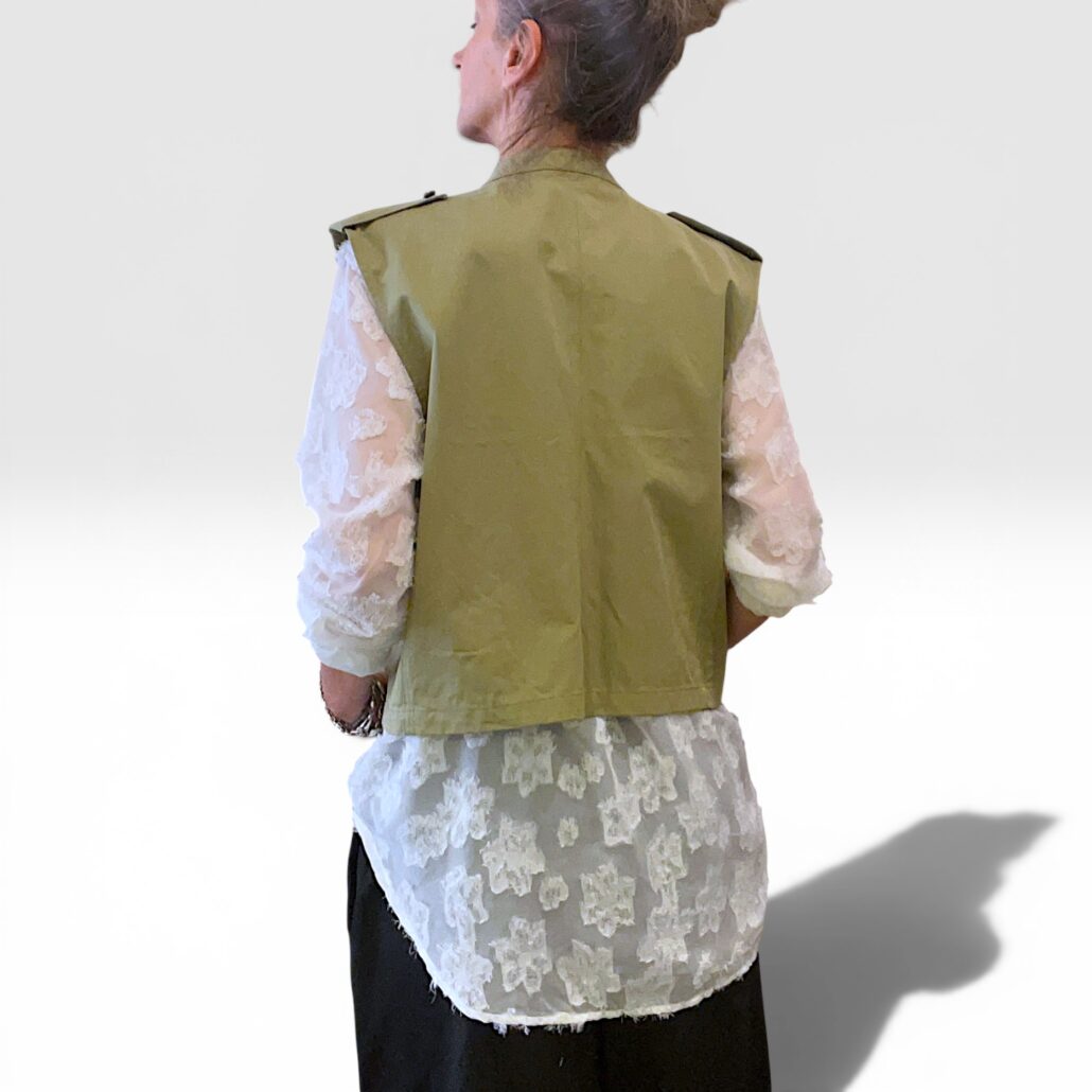 Gilet cropped stile militare verde salvia in cotone - immagine 5