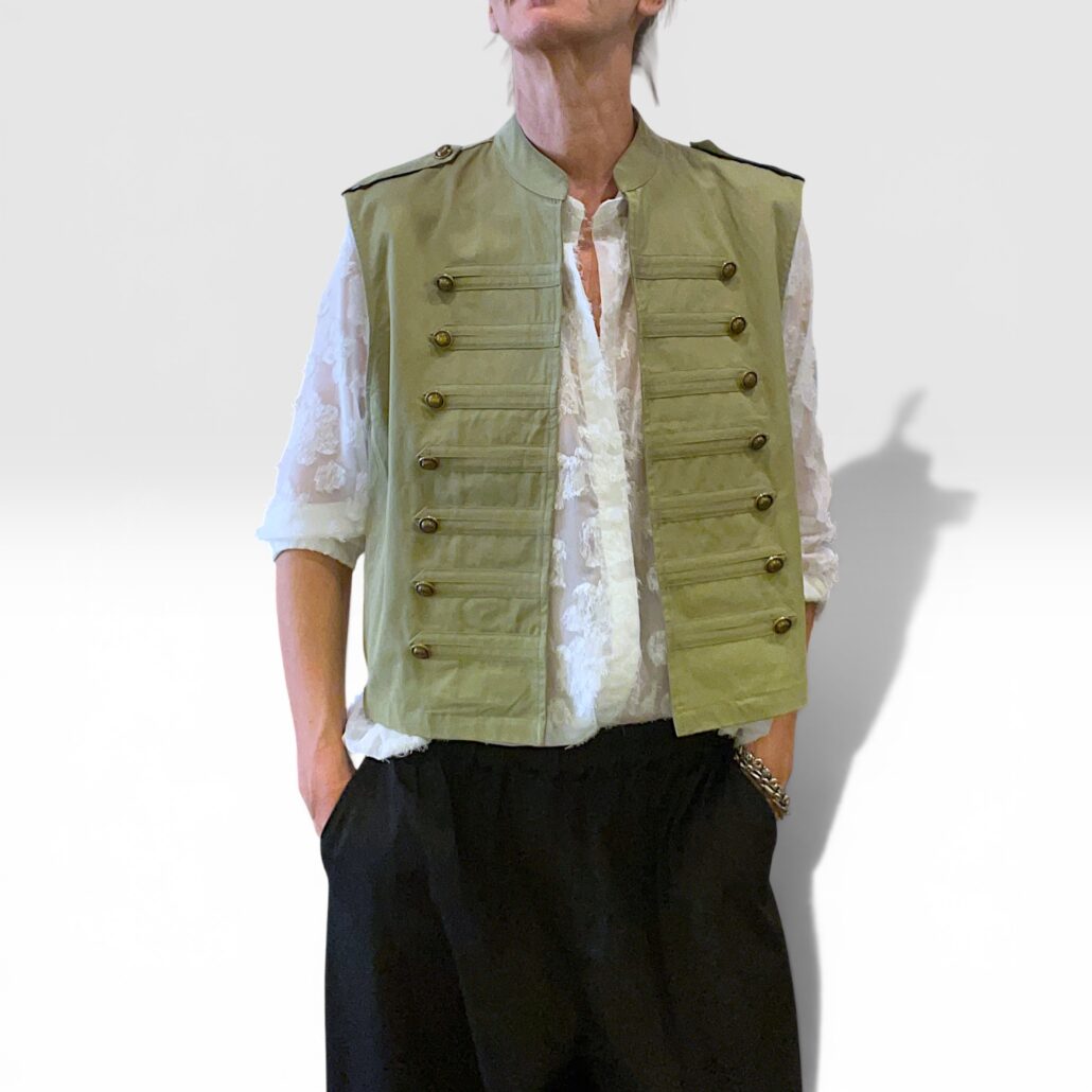 Gilet cropped stile militare verde salvia in cotone - immagine 2