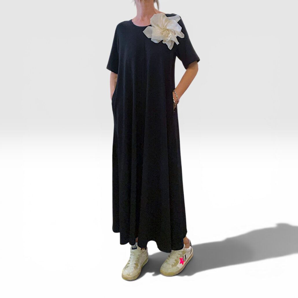 Abito donna in cotone elasticizzato nero con maxi fiore - immagine 3