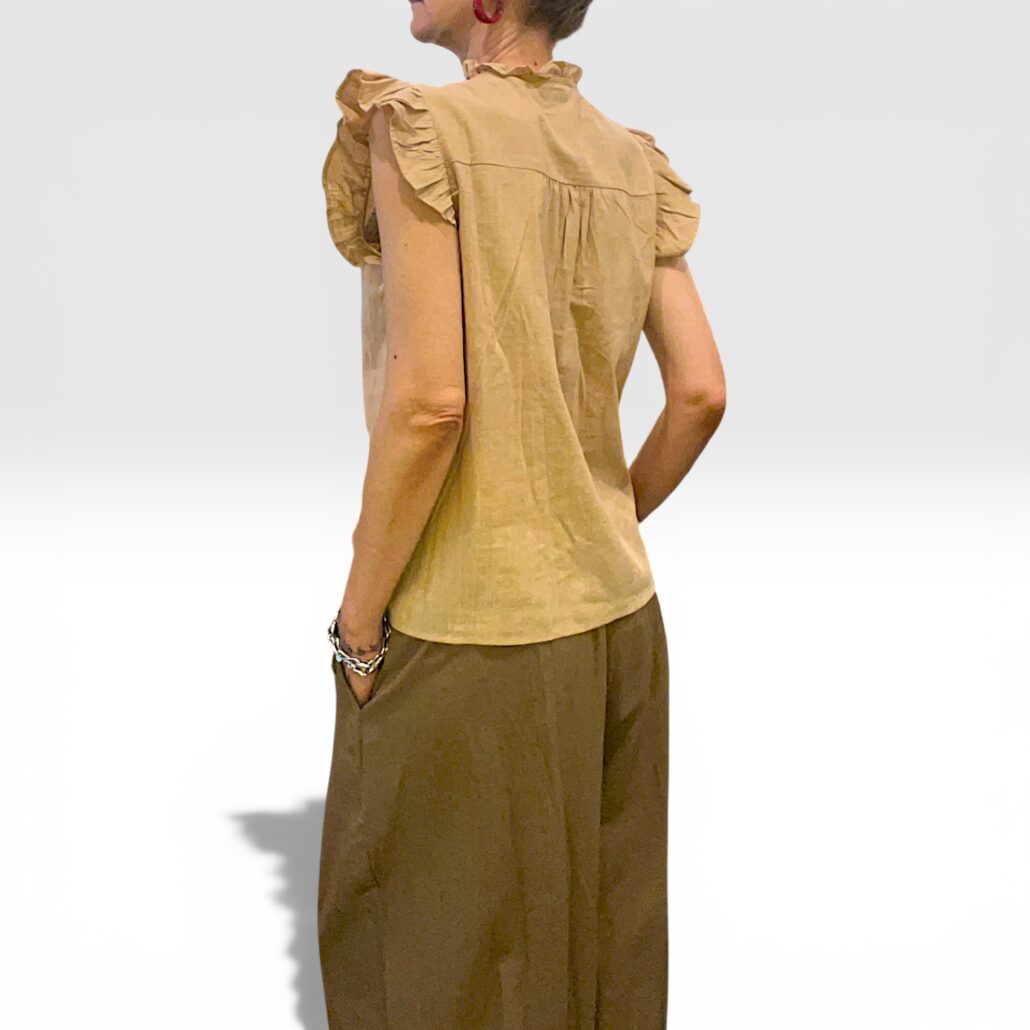 Top donna in cotone con ricami floreali e volant cammello - immagine 2