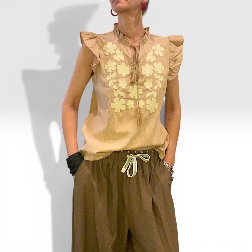 Top donna in cotone con ricami floreali e volant cammello - immagine 4