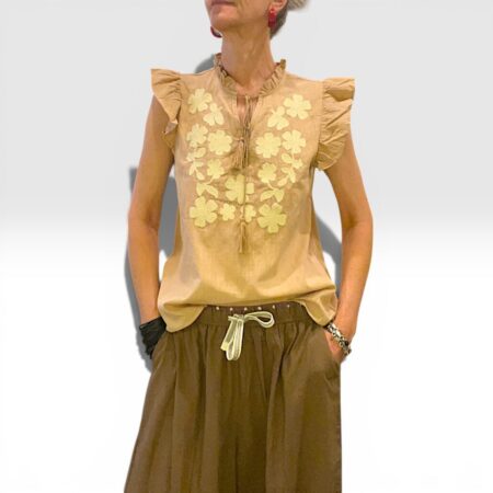 Top donna in cotone con ricami floreali e volant cammello