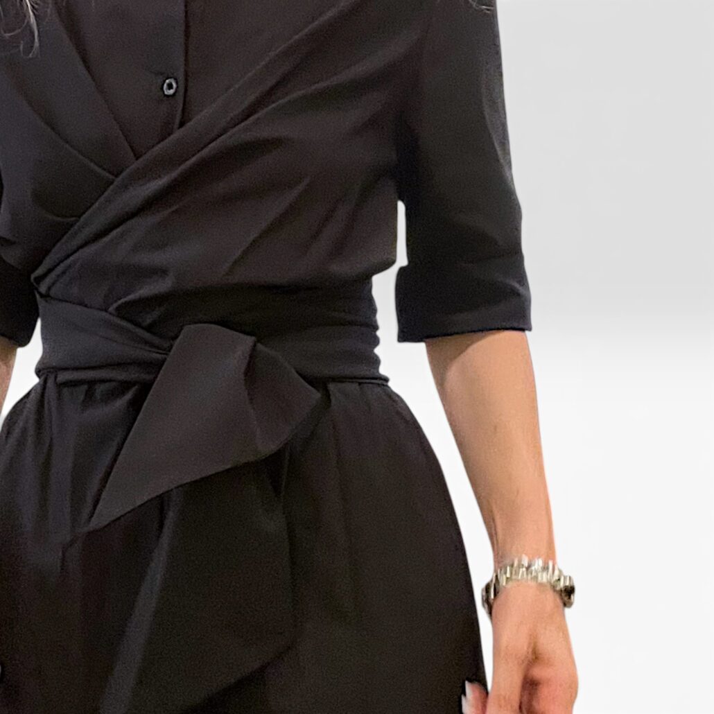 Tuta donna jumpsuit nera con fusciacca incrociata - immagine 3