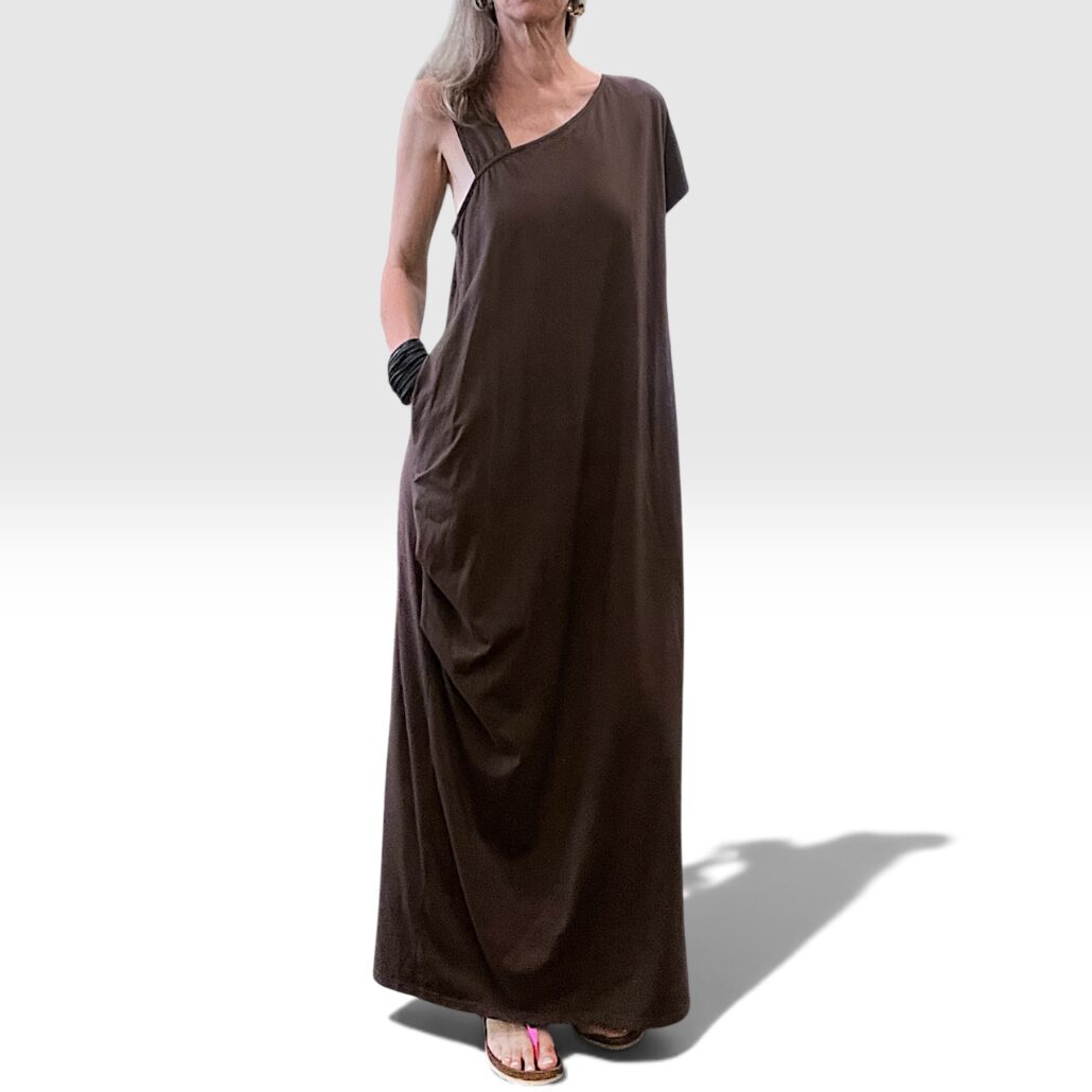 Abito donna lungo in cotone asimmetrico con tasche marrone - immagine 3
