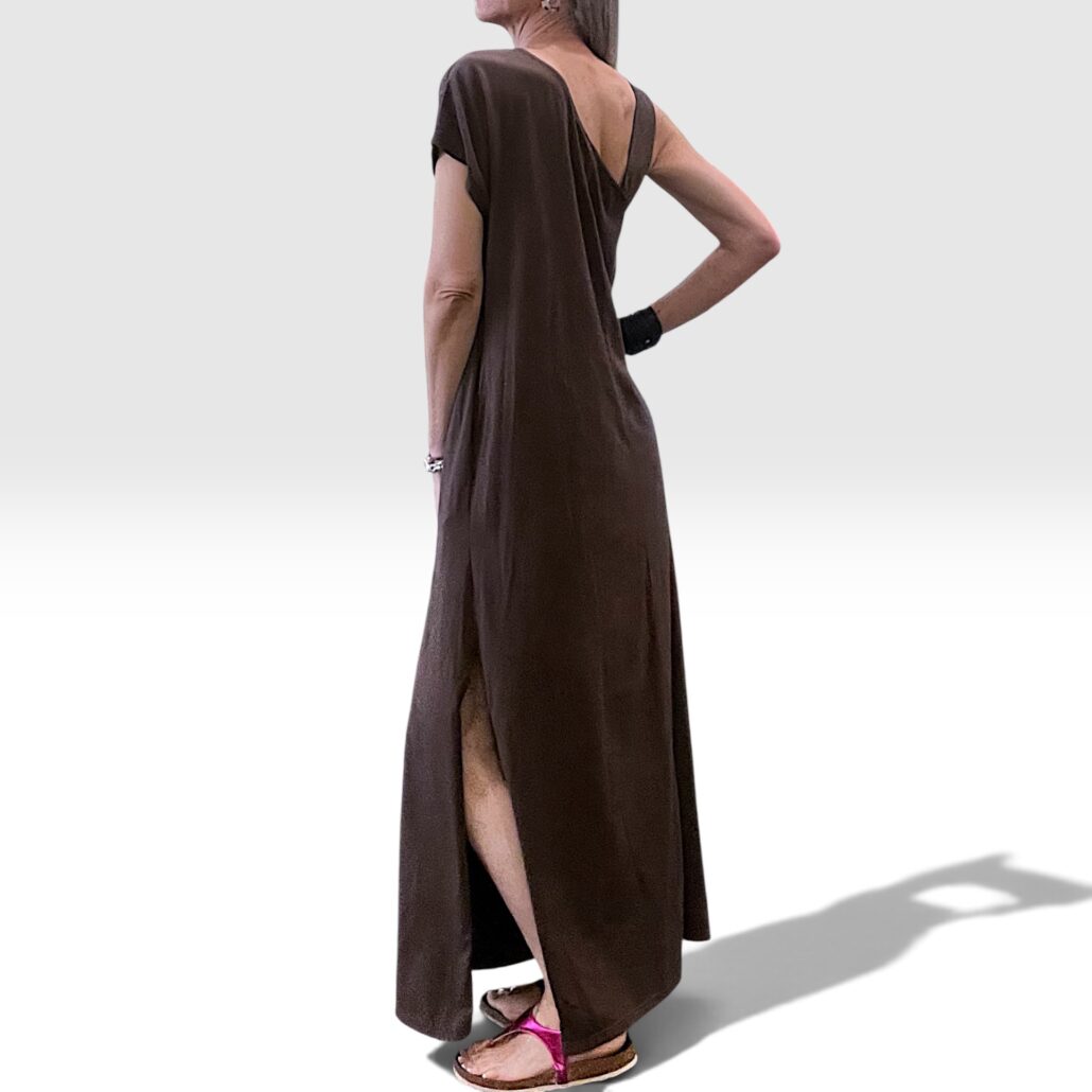 Abito donna lungo in cotone asimmetrico con tasche marrone - immagine 2