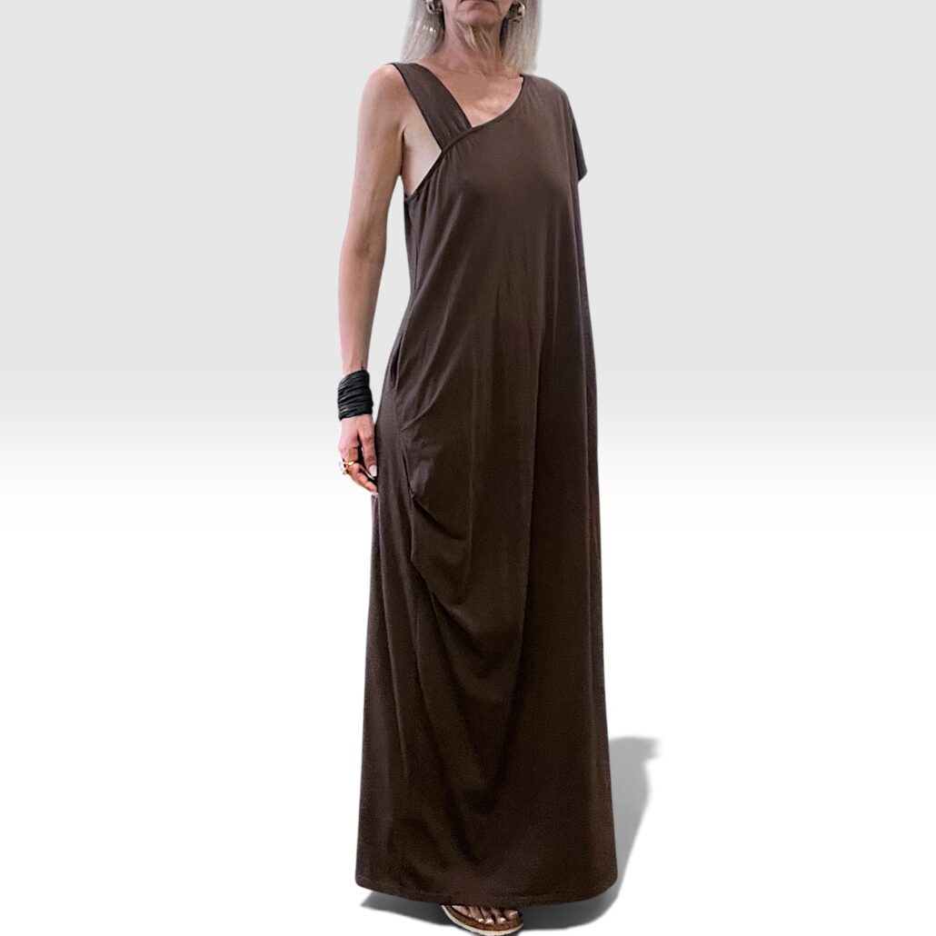 Abito donna lungo in cotone asimmetrico con tasche marrone - immagine 5