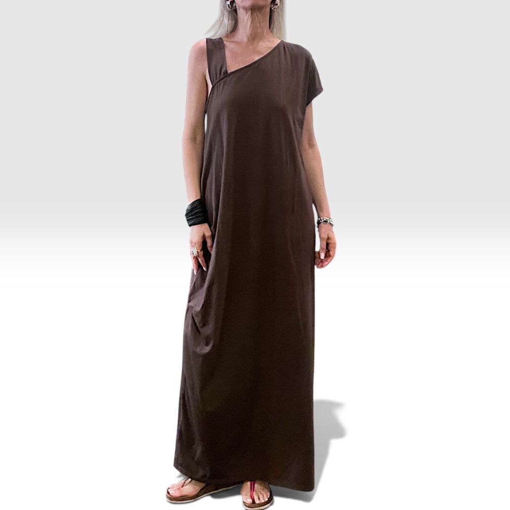 Abito donna lungo in cotone asimmetrico con tasche marrone - immagine 4