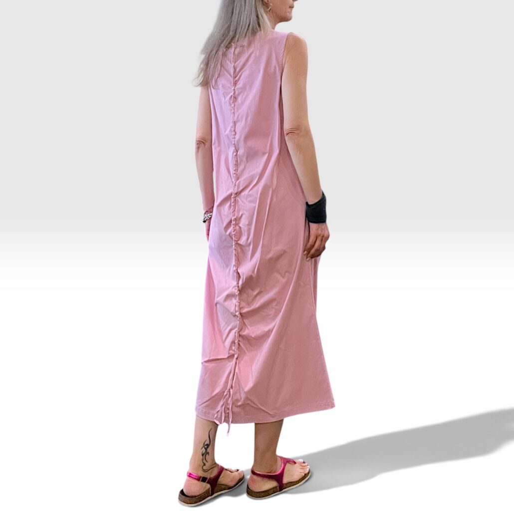 Abito donna lungo sbracciato con arricciatura centrale rosa - immagine 2