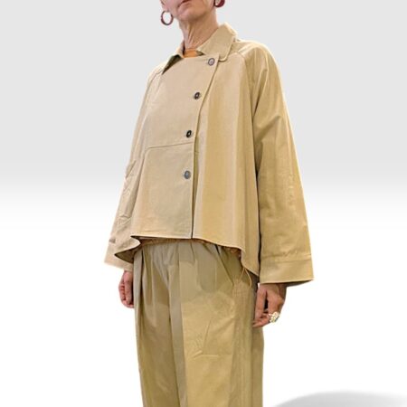 Trench donna corto oversize a mantella più lungo sul retro
