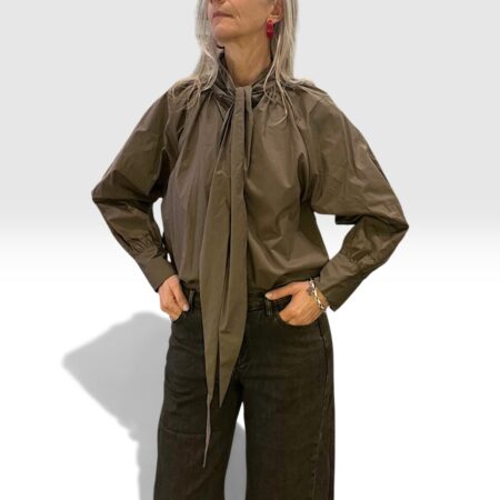 Camicia marrone in cotone con lavallière e maniche a palloncino