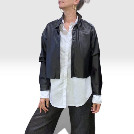 Camicia crop donna in ecopelle nera con spalla scesa