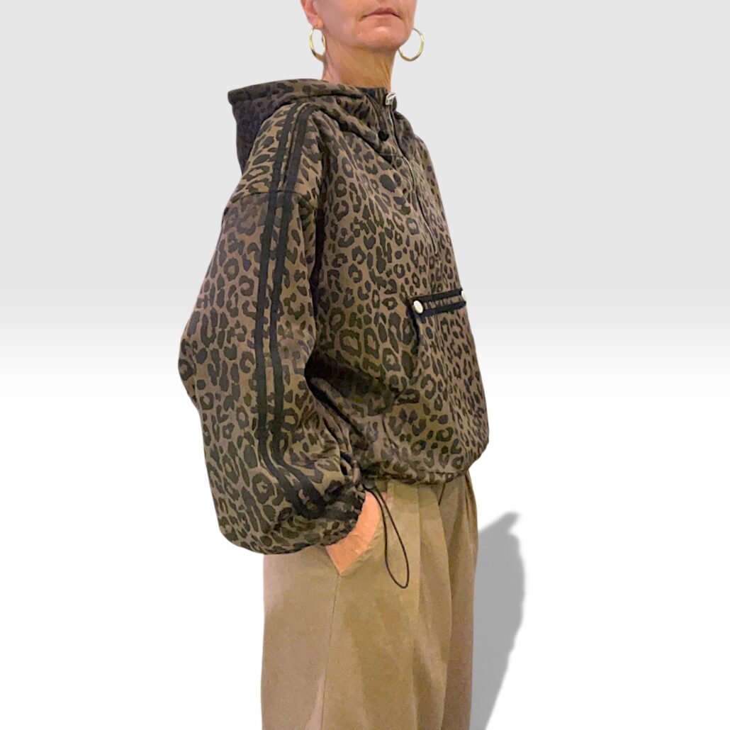 Felpa donna tecnica con cappuccio e mezza zip fantasia animalier rilievo - immagine 2