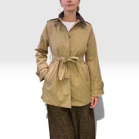 Trench corto donna beige con colletto a scomparsa e cintura