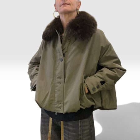 Piumino donna oversize verde militare con collo in ecopelliccia