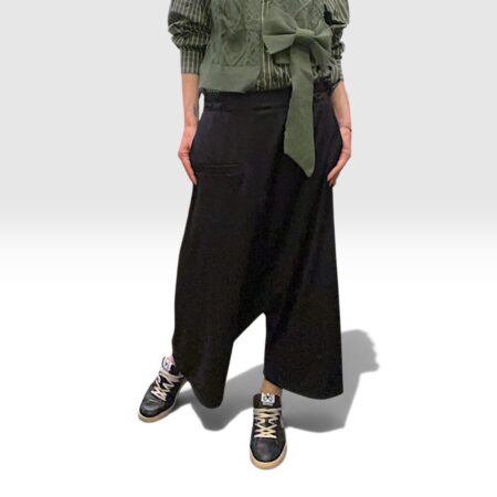 Pantalone sarouel nero a cavallo basso con cucitura a onda