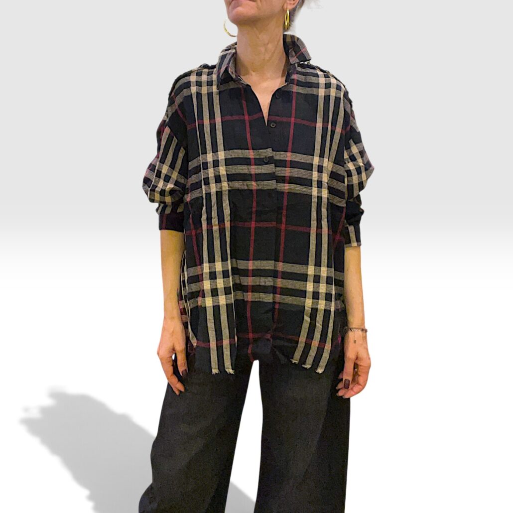 Camicia donna over a quadri in cotone con orli a taglio vivo - immagine 6