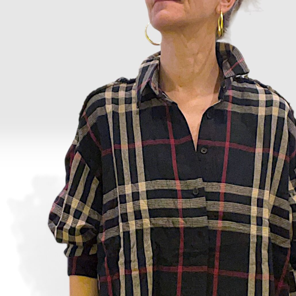 Camicia donna over a quadri in cotone con orli a taglio vivo - immagine 3