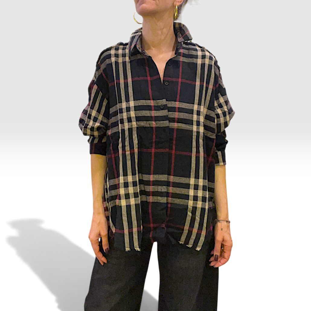 Camicia donna over a quadri in cotone con orli a taglio vivo