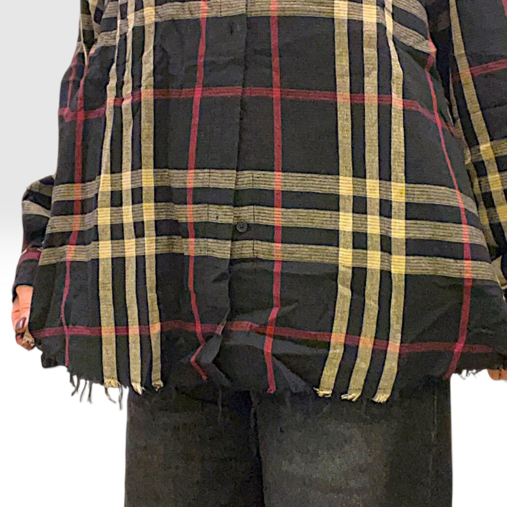 Camicia donna over a quadri in cotone con orli a taglio vivo - immagine 4